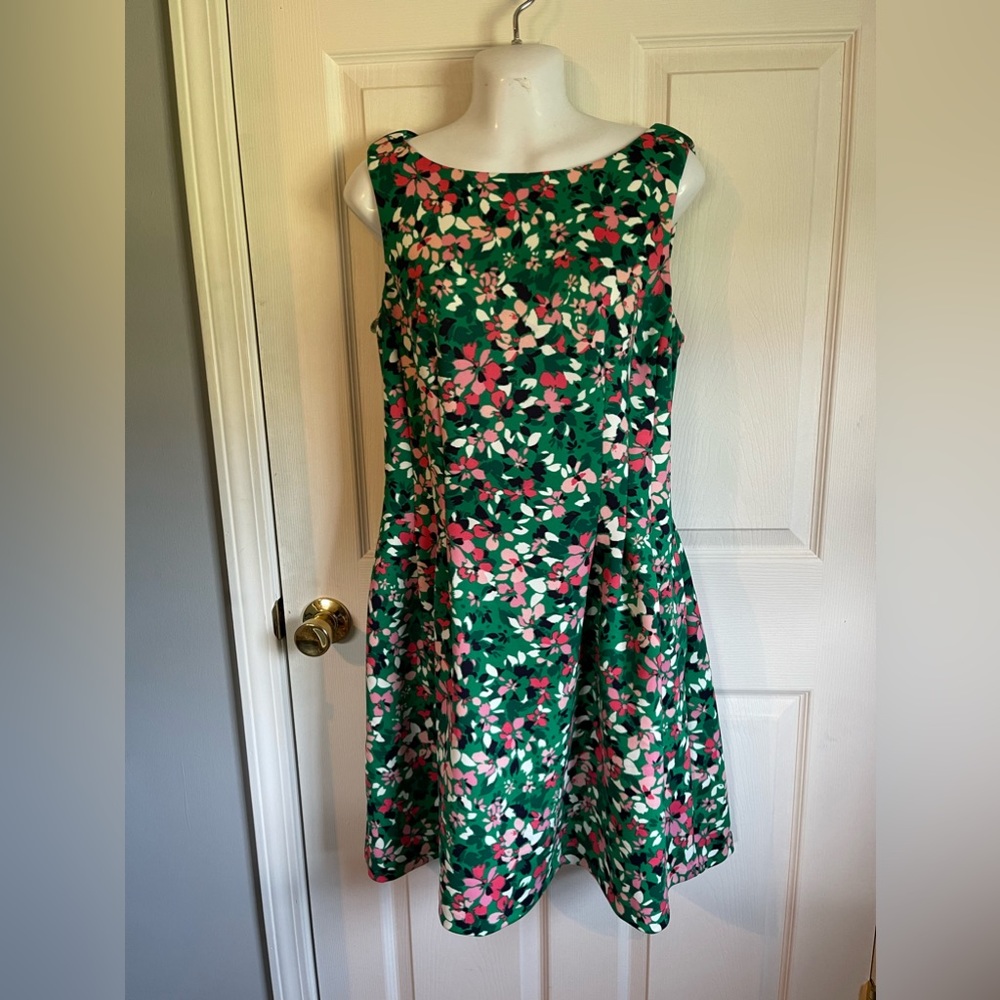 Vince Camuto Size 14 green floral dress. HAS pockets! Super comfy. Wore twice.